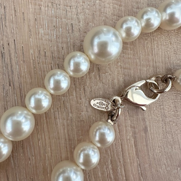 Like New! CHANEL pearl necklace - Picture 6 of 9